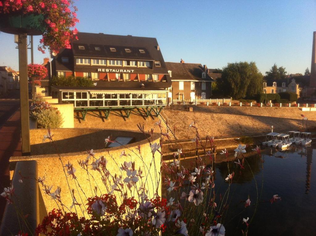 Les Ondines Hotell Les Hauts-d'Anjou Exteriör bild